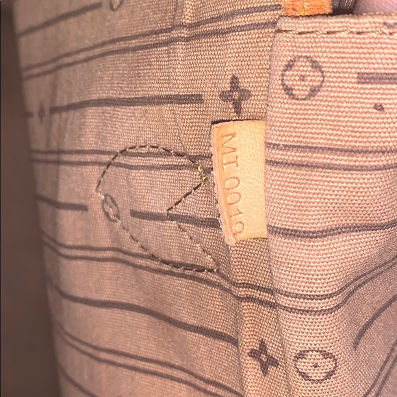 Please help does this look authentic!!❗️ - Picture 3 of 7